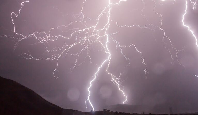 EUA registram 'mega relâmpago' mais longo do mundo, com 829 km de extensão