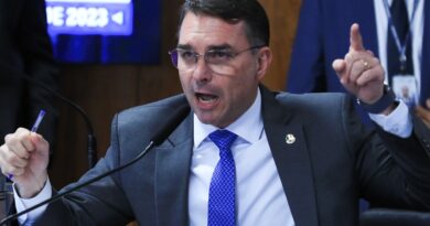 Em dia de operação contra Jair Bolsonaro, Flávio desembarca na Europa