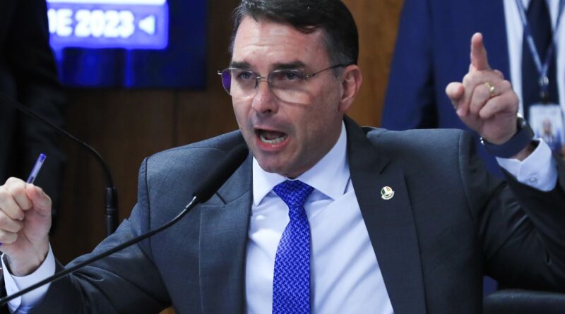 Em dia de operação contra Jair Bolsonaro, Flávio desembarca na Europa