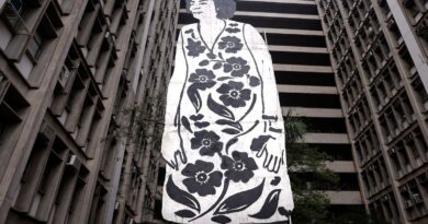  Escultura de Marielle Franco com 11 metros de altura é exposta no Rio