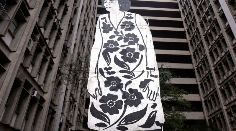  Escultura de Marielle Franco com 11 metros de altura é exposta no Rio