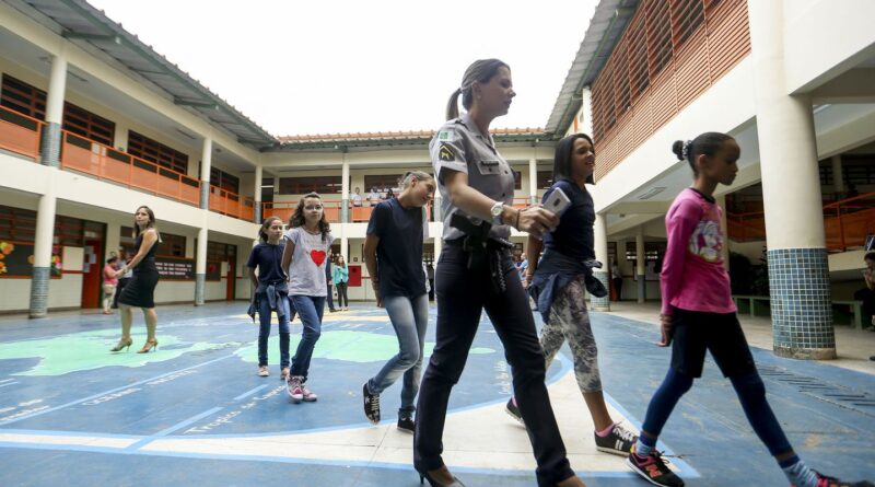 Estudantes se articulam contra o modelo cívico-militar em Minas Gerais