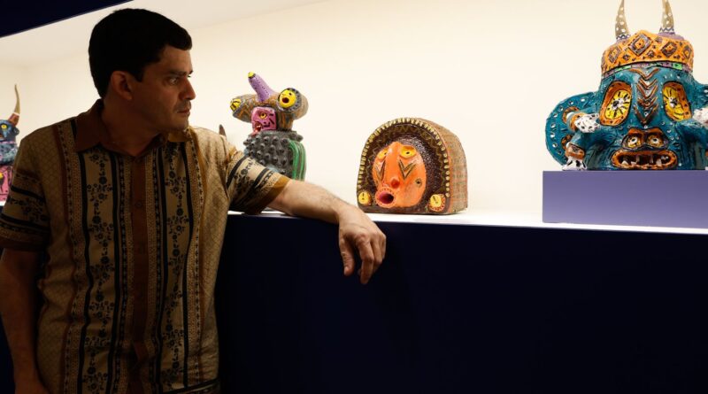 Exposição traz monstros coloridos de barro de artista pernambucano