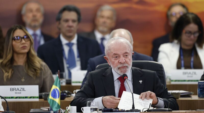 FMI e Banco Mundial financiam países ricos, critica Lula no Brics