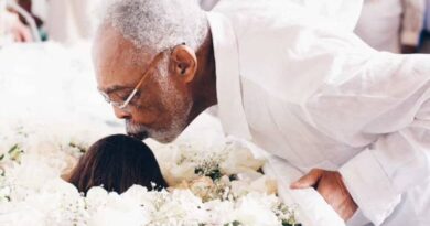 Família e amigos chegam ao velório de Preta Gil; fãs aplaudem