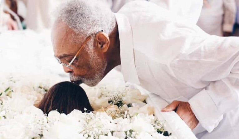 Família e amigos chegam ao velório de Preta Gil; fãs aplaudem