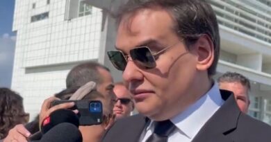 George Santos, ex-deputado dos EUA e filho de brasileiros, deve ser preso nesta sexta-feira (25)