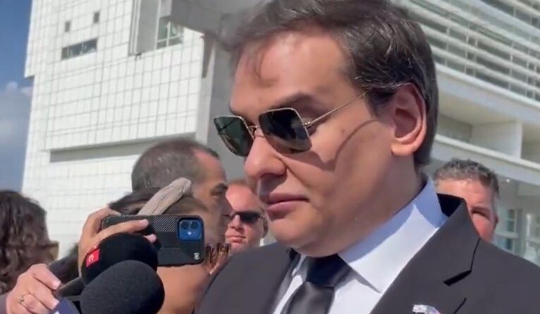 George Santos, ex-deputado dos EUA e filho de brasileiros, deve ser preso nesta sexta-feira (25)