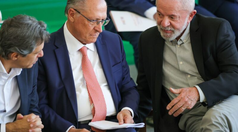 Governo vai trabalhar para reverter taxação dos EUA, diz Alckmin