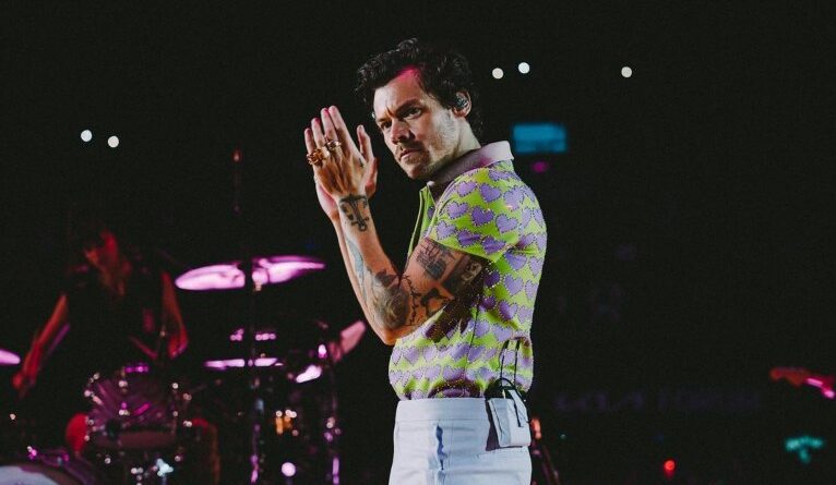 Harry Styles tenta ajudar fã a estacionar carro em Roma