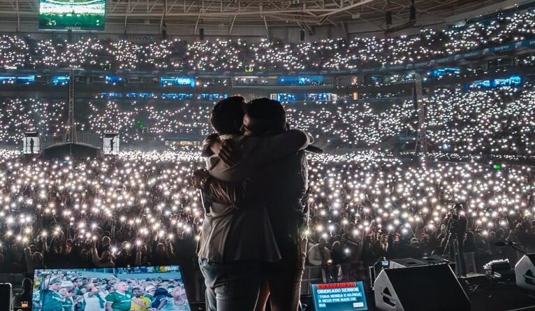 Henrique, da dupla com Juliano, pediu para assistir jogo do Palmeiras na Copa de Clubes durante show