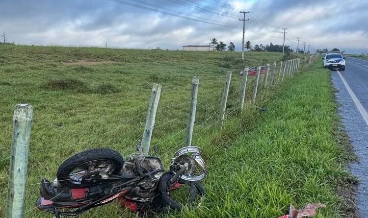 Homem morre em acidente entre carro e moto na ES 381 entre São Mateus e Nova Venécia