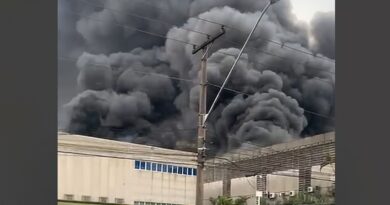 Incêndio atinge galpões comerciais em Barueri, na Grande São Paulo