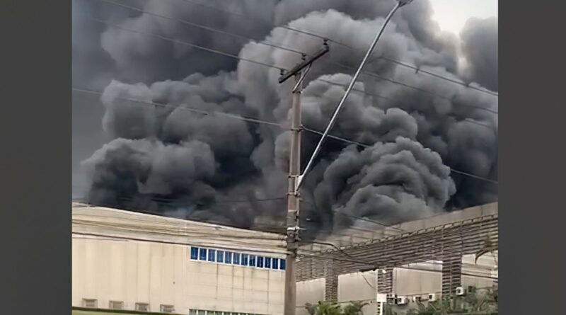 Incêndio atinge galpões comerciais em Barueri, na Grande São Paulo