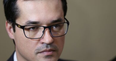 Justiça manda Deltan pagar R$ 135 mil a Lula por caso do PowerPoint