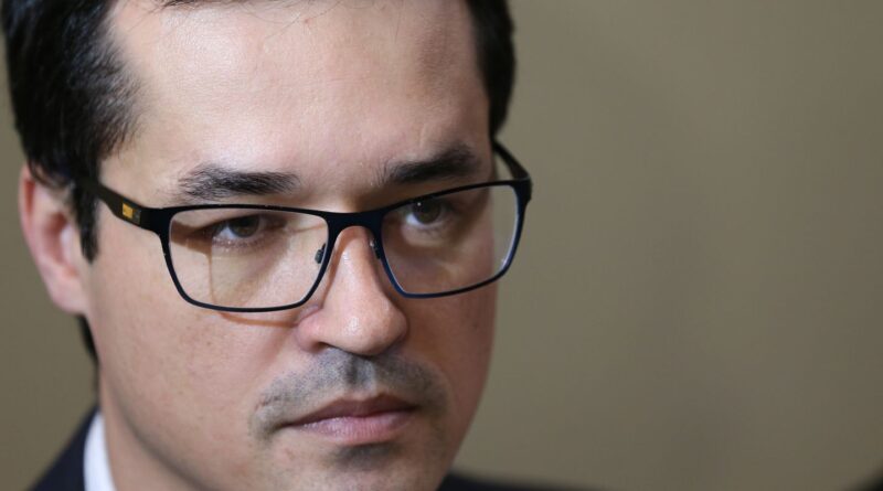 Justiça manda Deltan pagar R$ 135 mil a Lula por caso do PowerPoint