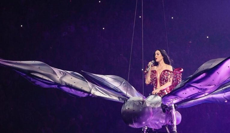 Katy Perry quase cai durante “voo” sobre o público em show nos EUA; veja