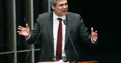 Líder do PT na Câmara diz que tarifas de Trump são ataque à democracia