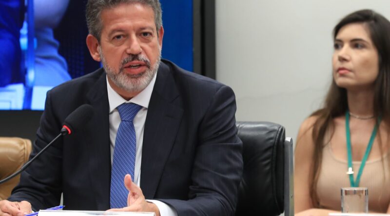 Lira amplia redução parcial de IR para quem ganha até R$ 7.350