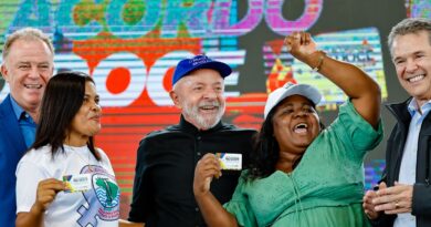 Lula anuncia R$ 3,7 bi para atingidos por lama da barragem em Mariana