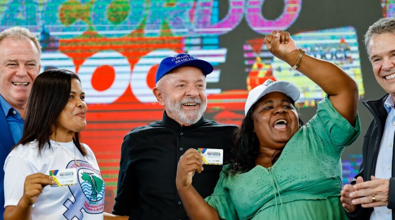 Lula anuncia R$ 3,7 bi para atingidos por lama da barragem em Mariana