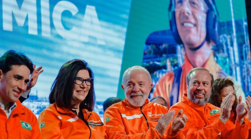 Lula cobra fiscalização de preços de combustíveis