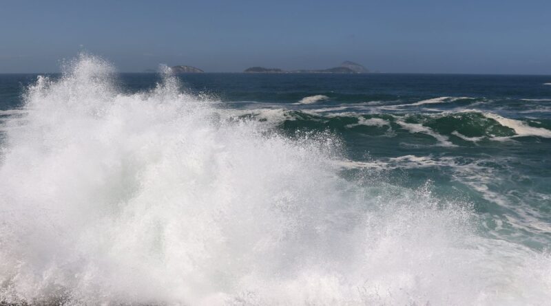 Marinha mantém alerta de ondas fortes no Rio até quinta-feira