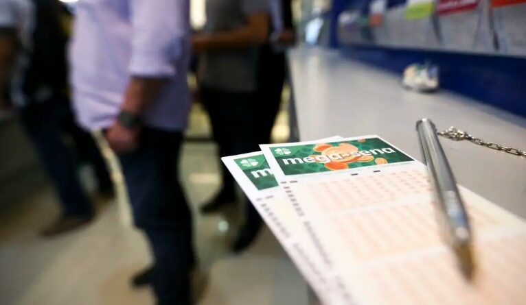 Mega-Sena acumula e próximo vencedor pode receber R$ 25 milhões; veja dezenas sorteadas
