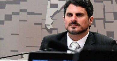 Moraes determina bloqueio de contas do senador Marcos do Val