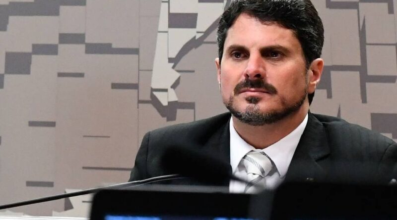 Moraes determina bloqueio de contas do senador Marcos do Val