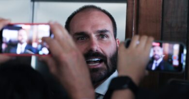 Moraes prorroga inquérito que investiga Eduardo Bolsonaro