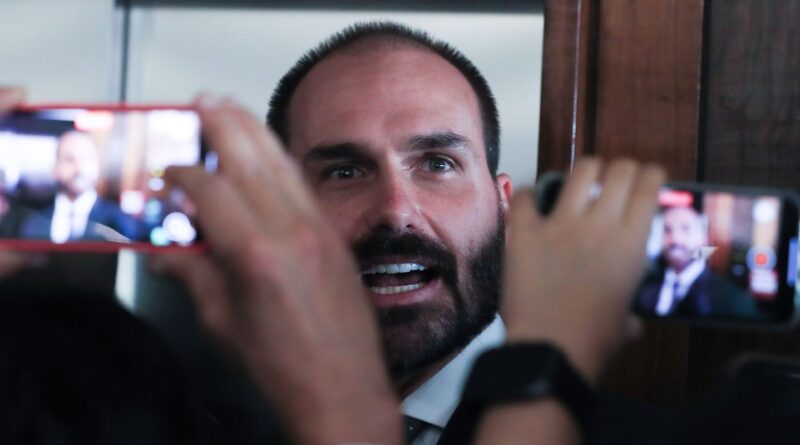 Moraes prorroga inquérito que investiga Eduardo Bolsonaro