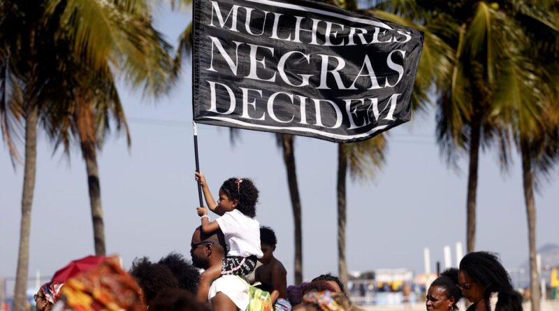 Mulheres negras promovem ato político por justiça social em Copacabana