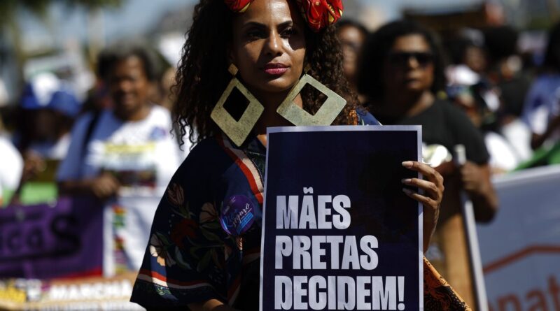 Mulheres negras reivindicam justiça e bem-viver em marcha no Rio
