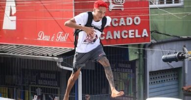 Oruam se entrega à polícia do Rio de Janeiro após pedido de prisão