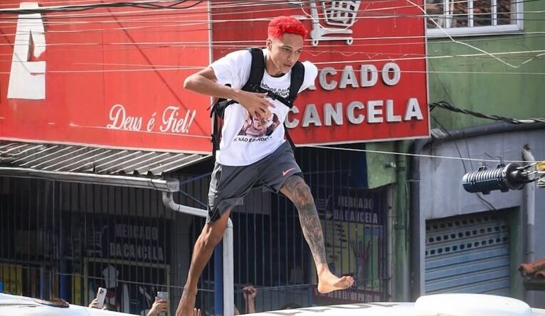 Oruam se entrega à polícia do Rio de Janeiro após pedido de prisão