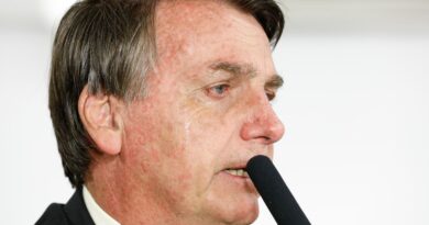 PF cumpre mandados na casa de Jair Bolsonaro, que usará tornozeleira