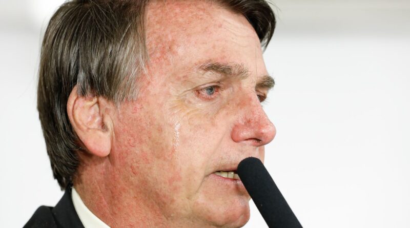 PF cumpre mandados na casa de Jair Bolsonaro, que usará tornozeleira