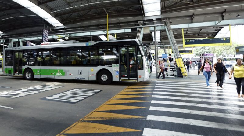 PM combate vandalismo contra ônibus em São Paulo