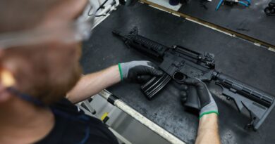 PM do Rio apreende fuzis e granadas em ação contra o crime organizado