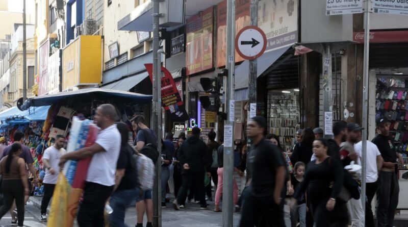 Pirataria é fiscalizada e combatida, dizem lojistas da 25 de Março