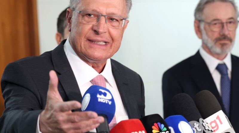 Pix é modelo, e problema real está em tarifas dos EUA, diz Alckmin