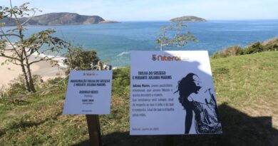 Placa em homenagem a Juliana Marins é inaugurada na Praia do Sossego