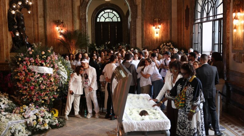 Preta Gil é velada no Theatro Municipal do Rio de Janeiro