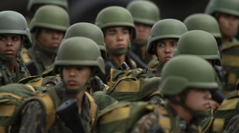 Senadores aprovam MP que aumenta vencimento de militares