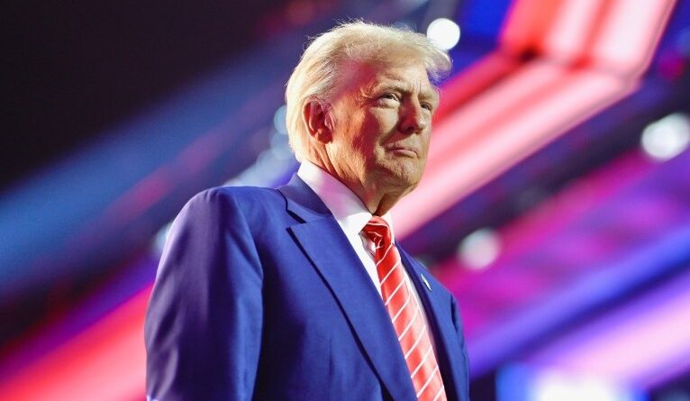 Senadores democratas acusam Donald Trump de 'claro abuso de poder' por tarifas ao Brasil