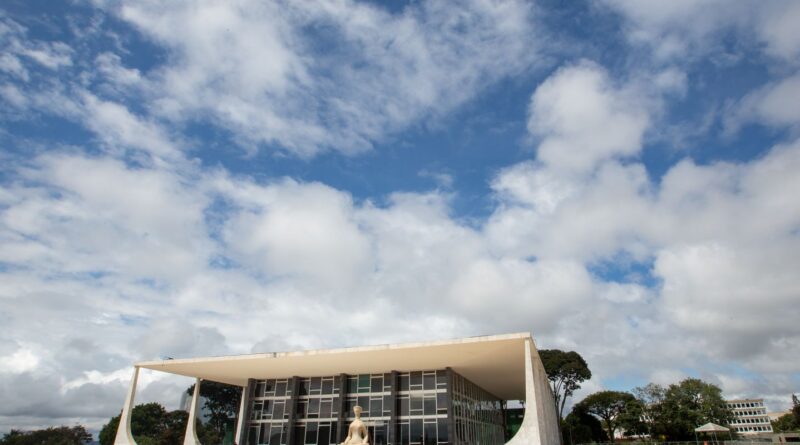 Tenente-coronel nega ter recebido sacola com dinheiro de Mauro Cid 