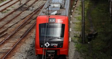 Trem da linha 12-Safira da CPTM apresenta falha e passageiros precisam caminhar pelos trilhos