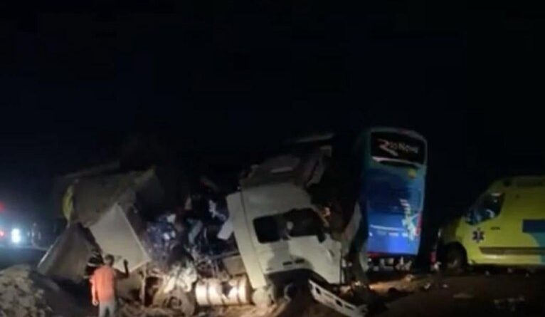 Acidente entre ônibus e carreta deixa 11 mortos e mais de 40 feridos na BR-163