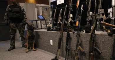 Ações da PM apreendem fuzis, metralhadoras e drogas no Rio de Janeiro